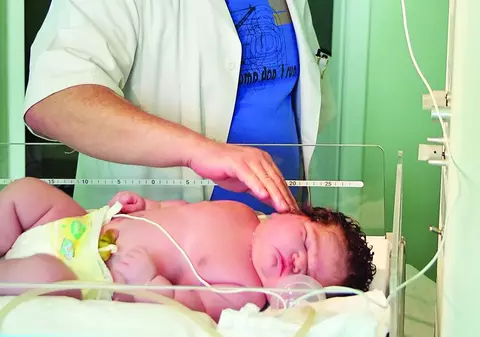 Bebeluş de 5,800 kg, născut natural