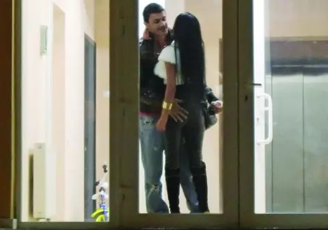 Pipăieli în scara blocului