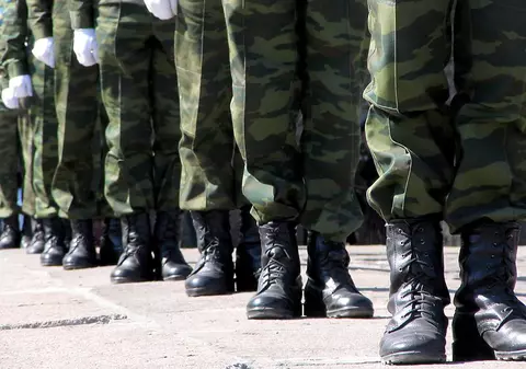 Finul lui Boc vrea să încalţe toţi militarii