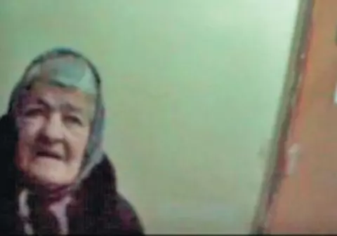Au ţinut-o toată noaptea pe un scaun în spital