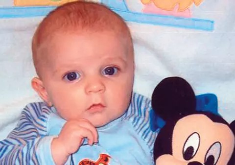 Bebeluş sfârtecat de câinii familiei