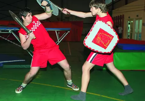 Transformă copiii în «Gladiatori»