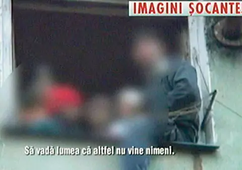 A vrut să-şi arunce copiii pe geam