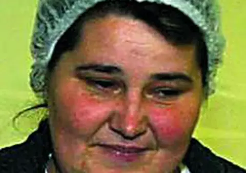 Maria Băsescu e bucătăreasă la uzina Dacia