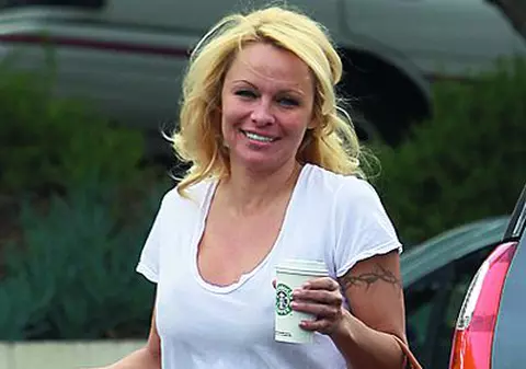 Aşa merge Pamela să-şi ia cafea!