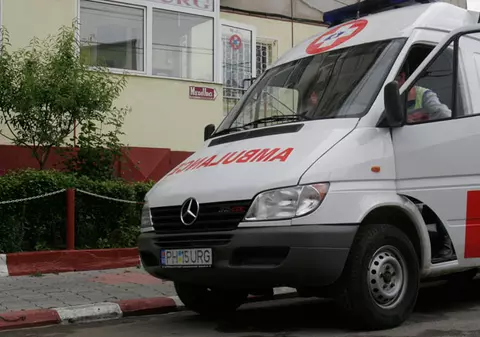 Trei ambulanţe au fost oprite de poliţişti în trafic