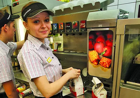 Munceşte de doi ani la McDonald’s