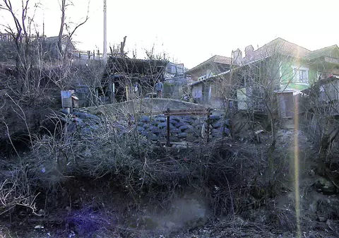 Au «proptit» dealul cu sute de cauciucuri