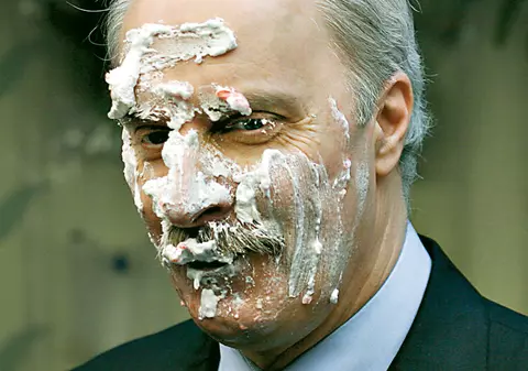 I-au dăruit un tort de ciocolată