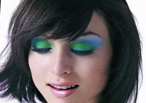 Desenează-ţi un curcubeu pe pleoape!