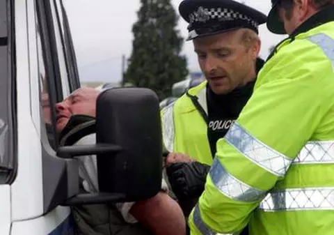 Un hoţ a rămas blocat la 15 metri înălţime