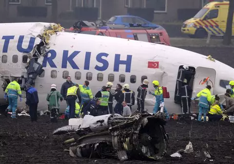 O aeronavă s-a rupt în trei la Amsterdam