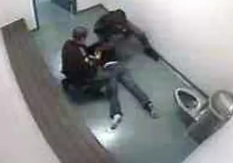 Doi poliţişti americani au bătut o fată de 15 ani