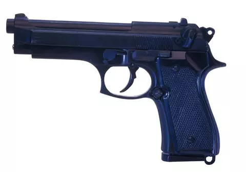 A găsit un pistol în timp ce făcea curăţenie în casă