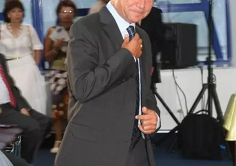 Băsescu le-a oferit flori jurnalistelor care îl însoţesc la Bruxelles