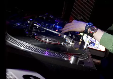 L-au dat afară şi i-au vândut casa pentru că era prea zgomotos