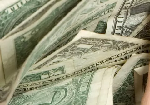 Două  pachete de şerveţele şi 8 dolari pentru 1.000 de lei