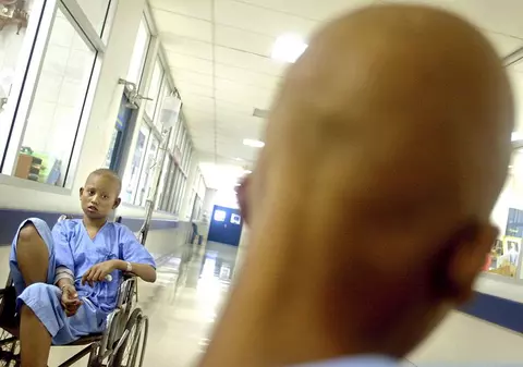 Tineri cu handicap, obligaţi să se bată între ei