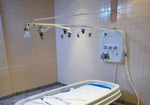 Băi şi duşuri pentru elevii rromi în şcolile din Italia 