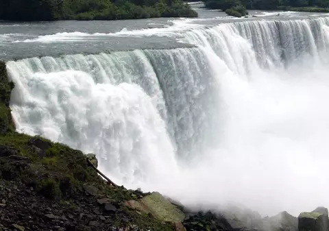 A supravieţuit miraculos după ce s-a aruncat în Niagara