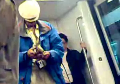 Video / Mostră de transport civilizat în metroul din Bucureşti