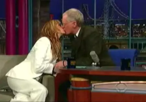 Julia Roberts şi David Letterman, sărut în direct