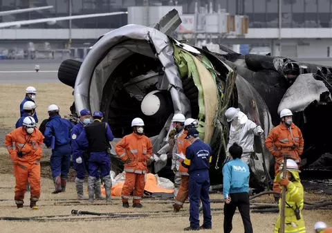 Video şoc / Un avion cargo se prăbuşeşte din cauza vântului puternic 