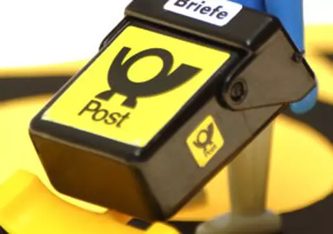 Un poştaş fura timbre şi le revindea pe eBay