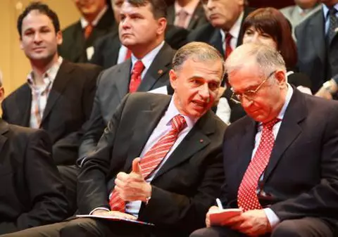 Iliescu: „Ce are sula cu subprefectura?”
