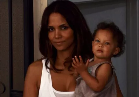 Halle Berry vrea mai mulţi copii