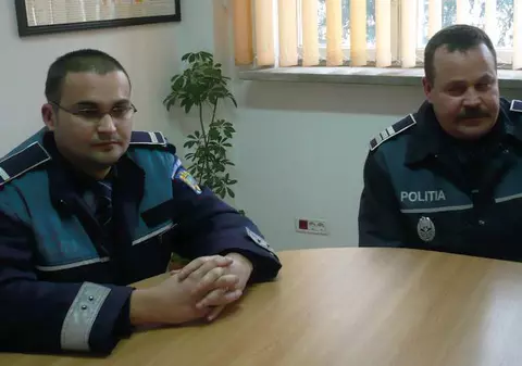 Poliţiştii vor avea grijă de copilul pe care l-au moşit