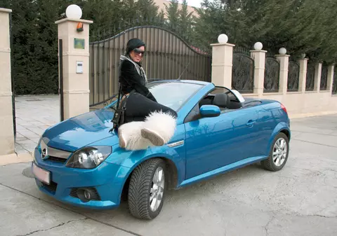 Andreea de la «Vremea» şi-a luat decapotabilă