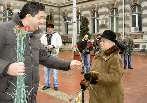 "Bună ziua, sunt puşcăriaş şi vă ofer o floare"