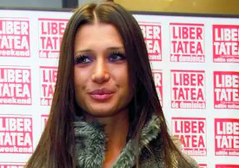 Băse, nu ştii câţi ani are Elena?