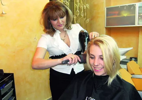 Alina Plugaru se tunde la «Scaraoschi»