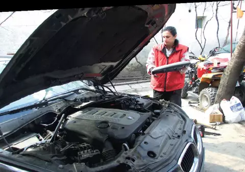 Ea ştie să repare un BMW
