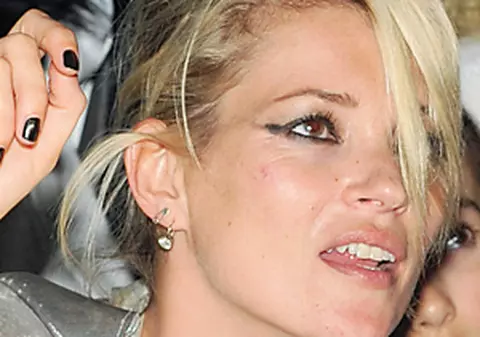 Kate Moss, beată criţă la o petrecere
