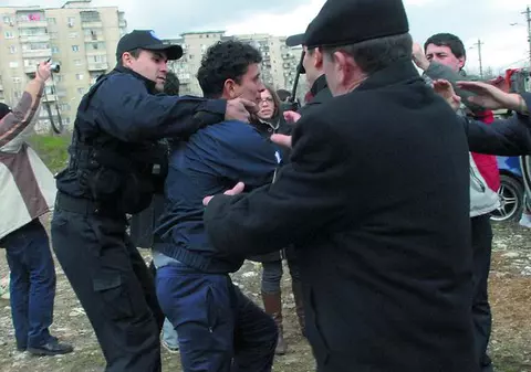 S-au bătut parte-n parte cu poliţiştii