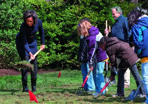 Michelle Obama a cultivat legume pe peluza Casei Albe