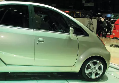 V-aţi cumpăra o maşină Nano? Votează!