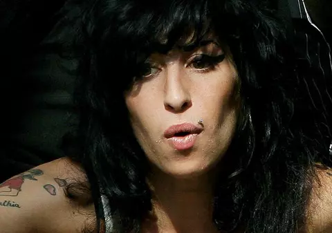 Amy Winehouse le-a făcut cinste clienţilor unui bar cu tequila