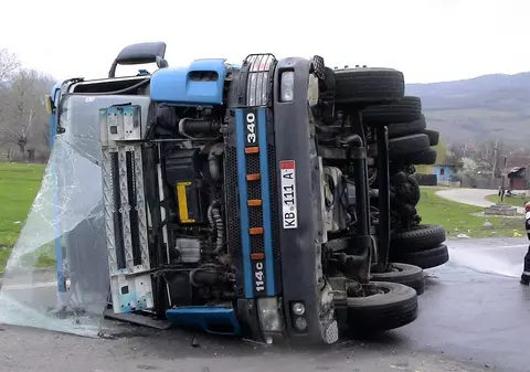 Betonieră răsturnată în stradă