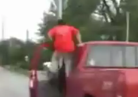 Şi-a făcut varză maşina, după ce a lăsat-o să meargă singură