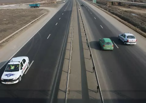 A oprit maşina pe autostradă pentru a culege flori
