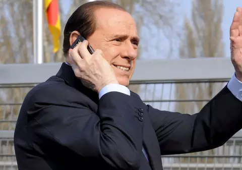 Berlusconi a ratat începutul unei ceremonii pentru că vorbea la telefon