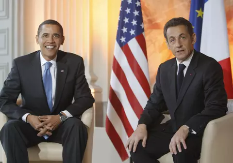 Sarkozy l-a învăţat pe Obama să sărute franţuzeşte
