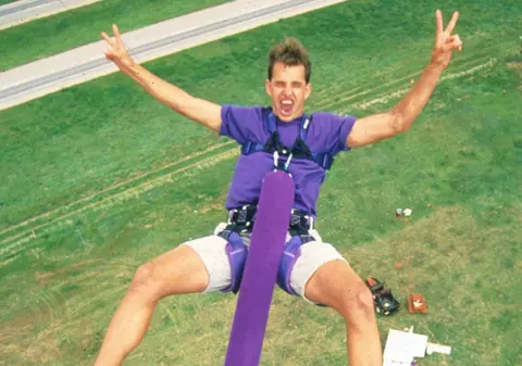 A scăpat cu viaţă după trei sticle de vodcă şi două salturi în gol