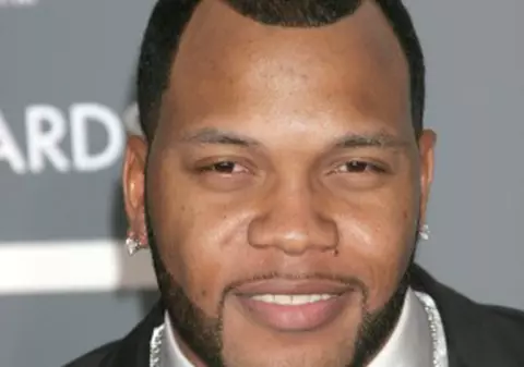 Rapperul Flo Rida vorbeşte cu fanii la telefon