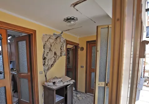 Românii din Italia fură din locuinţele sinistraţilor