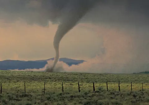 Trei persoane moarte şi alte 30 rănite din cauza unei tornade